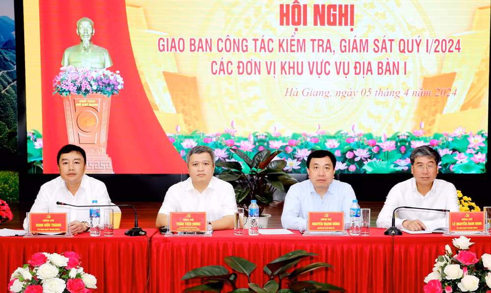 Các đồng chí lãnh đạo Ủy ban Kiểm tra Trung ương và tỉnh Hà Giang chủ trì hội nghị.