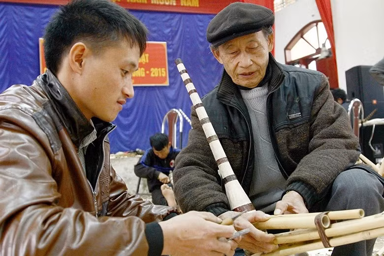 Nghệ nhân Ma Khái Sò, huyện Quản Bạ hướng dẫn thế hệ trẻ thổi khèn Mông. Nghệ nhân Ma Khái Sò, huyện Quản Bạ hướng dẫn thế hệ trẻ thổi khèn Mông.