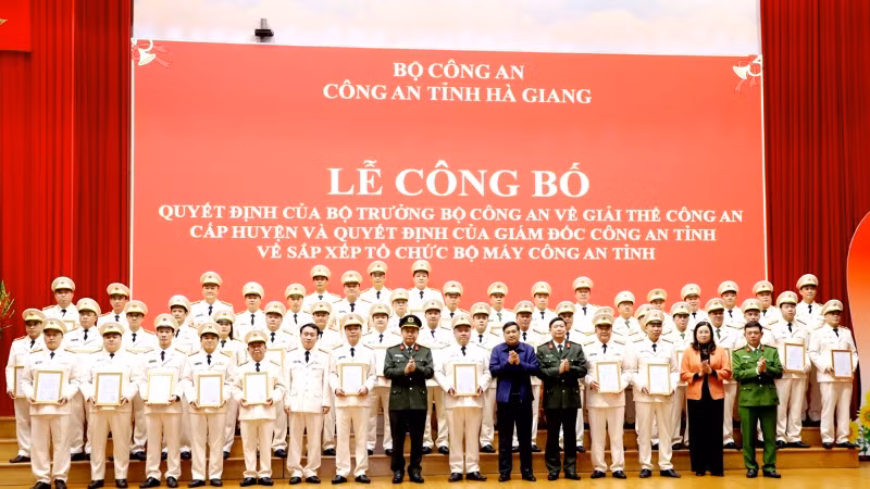 Lãnh đạo tỉnh Hà Giang và Ban Giám đốc Công an tỉnh trao quyết định cho các đơn vị, cá nhân sau sắp xếp.