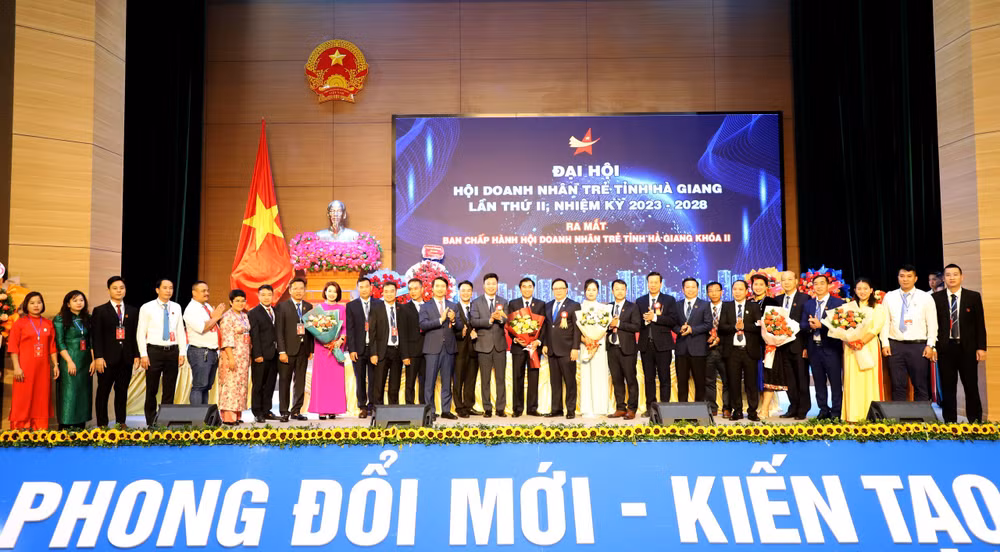 Ban Chấp hành Hội Doanh nhân trẻ khóa 2 ra mắt đại hội.