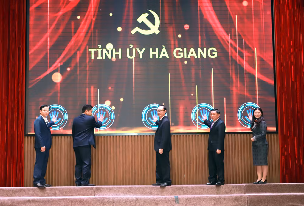 Các đồng chí lãnh đạo tỉnh Hà Giang đã thực hiện bấm nút khai trương sổ tay đảng viên điện tử tỉnh Hà Giang. Các đồng chí lãnh đạo tỉnh Hà Giang đã thực hiện bấm nút khai trương sổ tay đảng viên điện tử tỉnh Hà Giang.