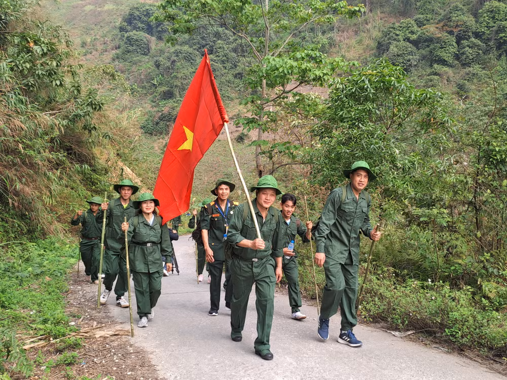 Trải nghiệm chương trình du lịch "Hành quân theo bước chân anh".
