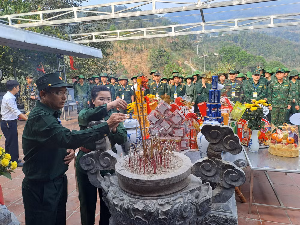 Du khách thắp hương, tưởng niệm các Anh hùng liệt sĩ tại điểm cao 468, xã Thanh Thủy, huyện Vị Xuyên.
