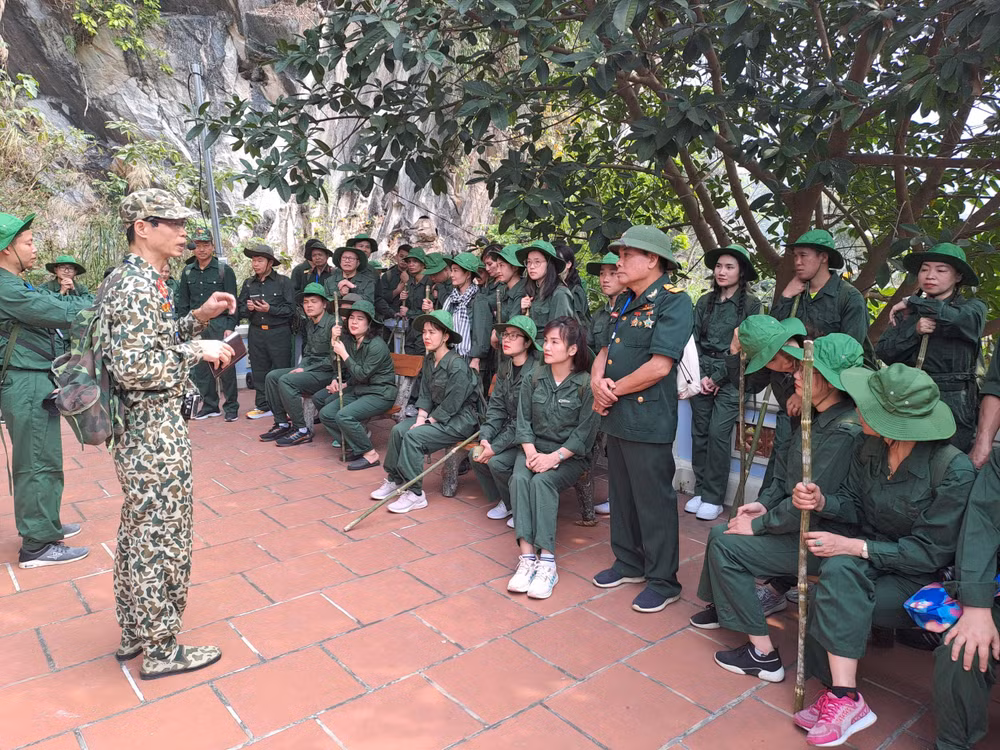 Du khách được nghe tóm tắt câu chuyện lịch sử trong cuộc chiến đấu bảo vệ Tổ quốc ở biên giới phía Bắc.