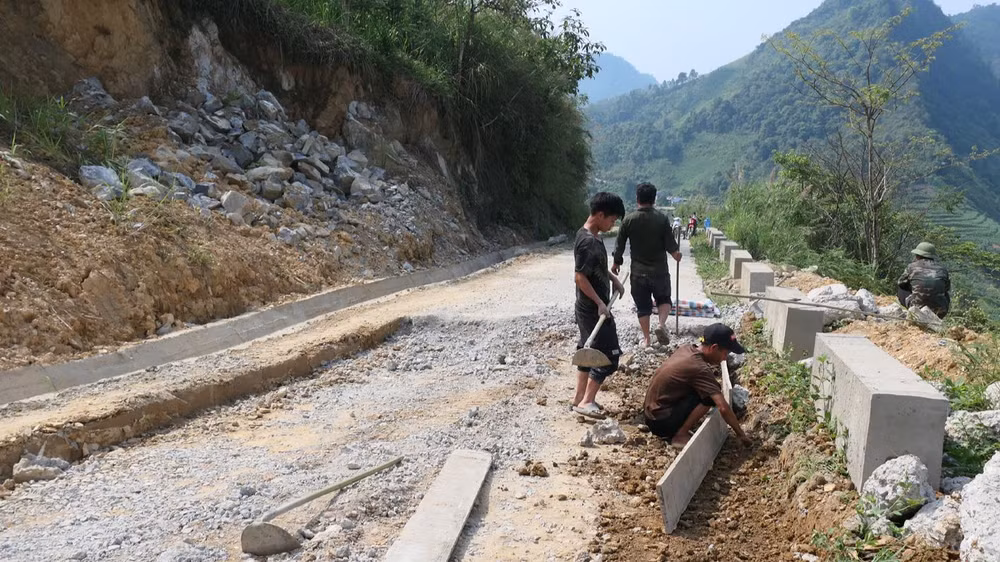 Đơn vị thi công khẩn trương khắc phục, tu sửa các điểm hư hỏng trên tuyến đường bê-tông từ Quốc lộ 4C vào thôn Lùng Mười, xã Quyết Tiến, huyện Quản Bạ.