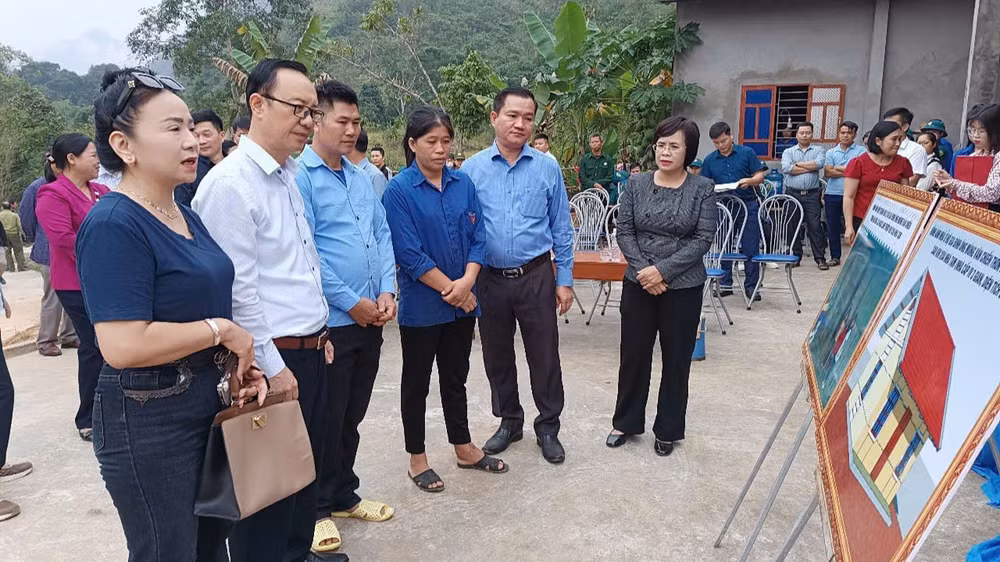 Các đồng chí lãnh đạo tỉnh Hà Giang, huyện Vị Xuyên xem mẫu thiết kế nhà mới của gia đình anh Mùng Văn Chiến.