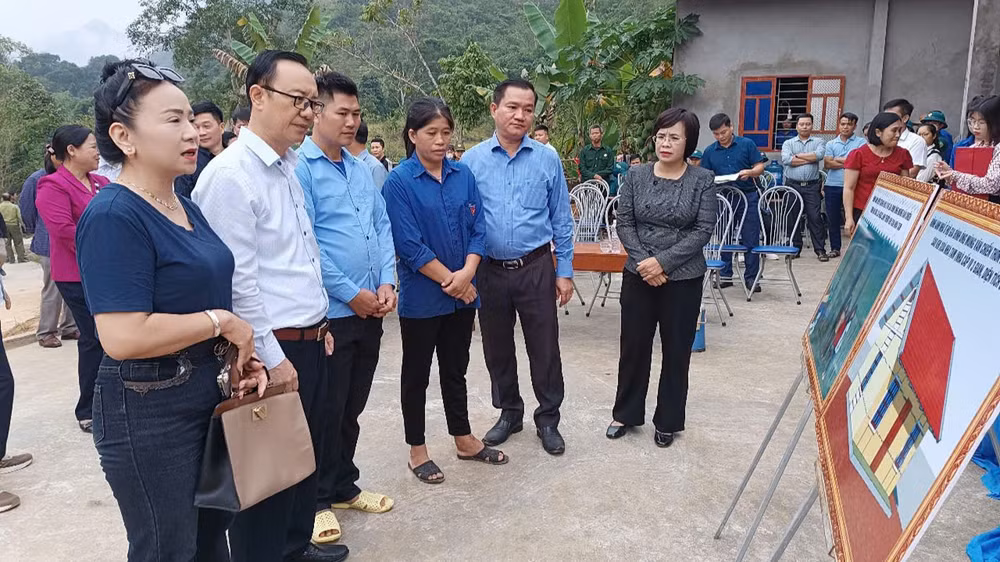 Trong quá trình triển khai, chương trình xóa nhà tạm được sự quan tâm chỉ đạo, lãnh đạo sát sao của các đồng chí lãnh đạo tỉnh Hà Giang. Trong ảnh: Đồng chí Thào Hồng Sơn, Phó Bí thư Thường trực Tỉnh ủy, Chủ tịch Hội đồng nhân dân tỉnh dự lễ khởi công, xem mô hình thiết kế nhà mới gia đình anh Mùng Văn Chiến, thôn Nà Qua, xã Ngọc Linh, huyện Vị Xuyên.