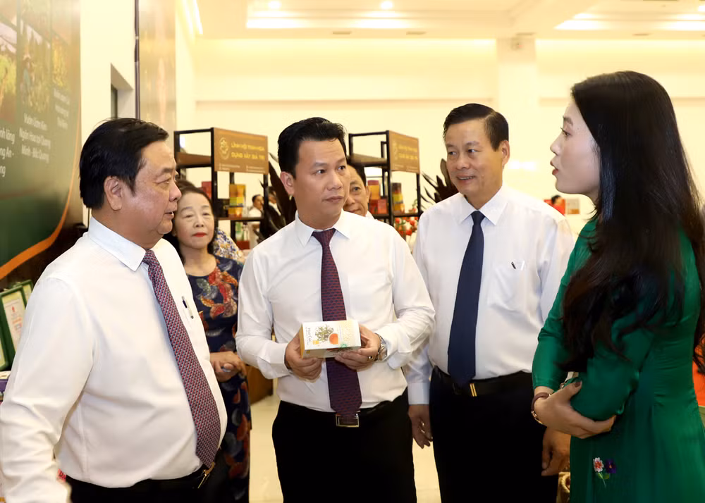 Lãnh đạo Bộ Nông nghiệp và Phát triển nông thôn và tỉnh Hà Giang tham quan gian hàng trưng bày sản phẩm tiêu biểu.