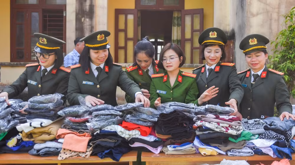 Hội Phụ nữ Công an tỉnh Hà Giang tổ chức "Gian hàng áo dài 0 đồng".