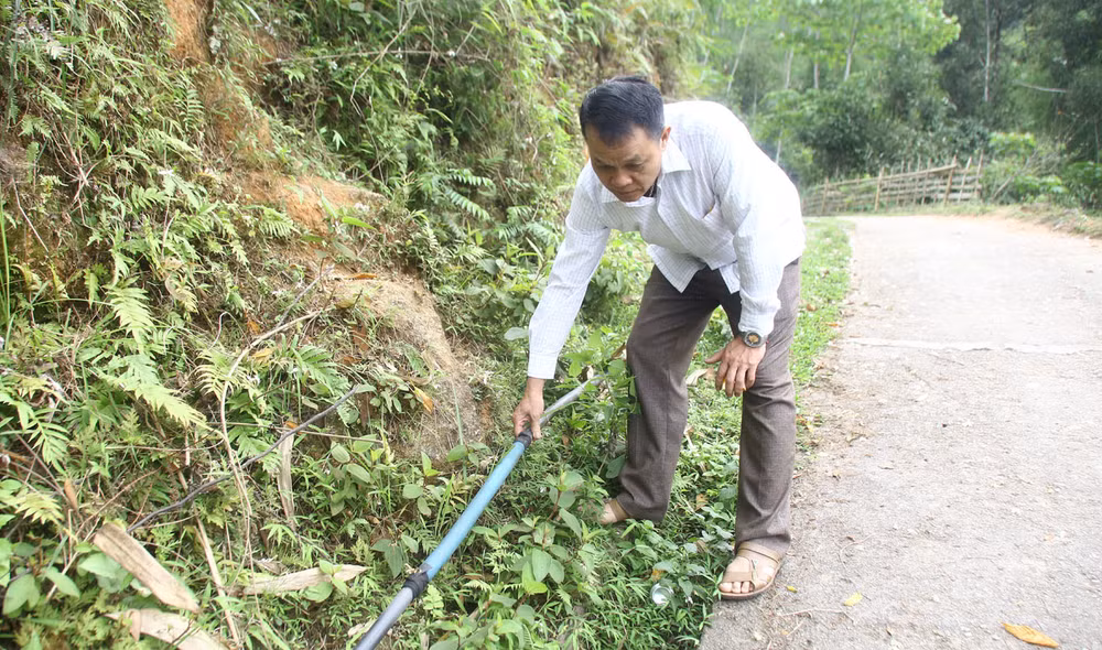 Nhiều đoạn ống nước sạch sinh hoạt tại xã Khuôn Lùng, huyện Xín Mần bị hư hỏng.
