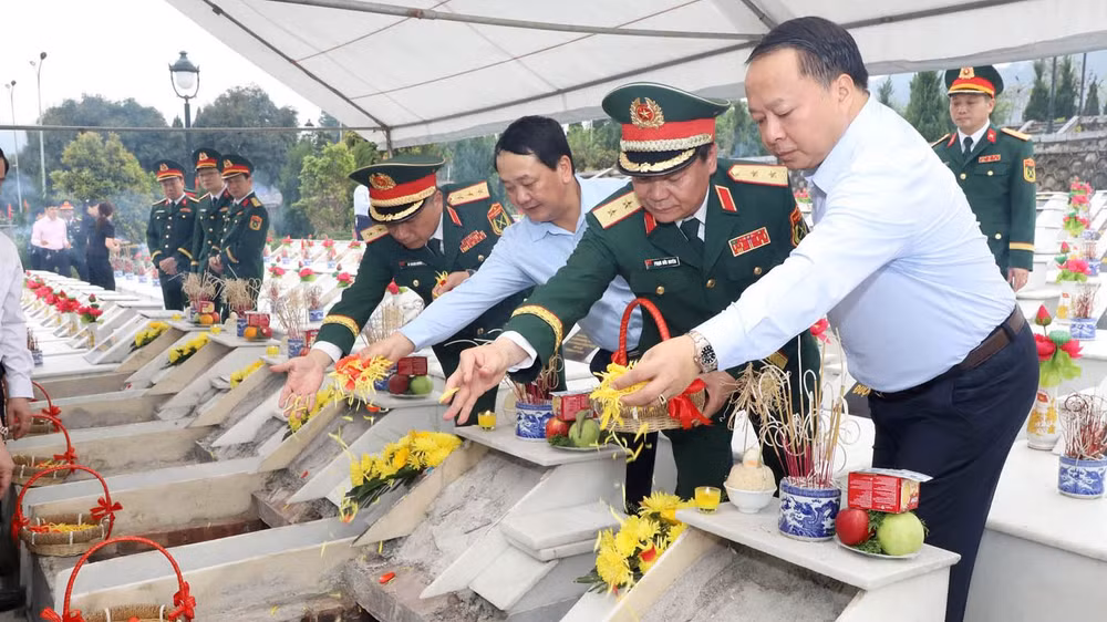 Các đồng chí lãnh đạo tỉnh Hà Giang thực hiện nghi thức an táng các Anh hùng liệt sĩ tại Nghĩa trang Liệt sĩ Vị Xuyên.