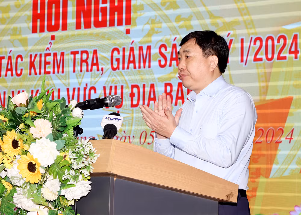 Đồng chí Nguyễn Mạnh Dũng, Quyền Bí thư Tỉnh ủy Hà Giang phát biểu tại hội nghị.
