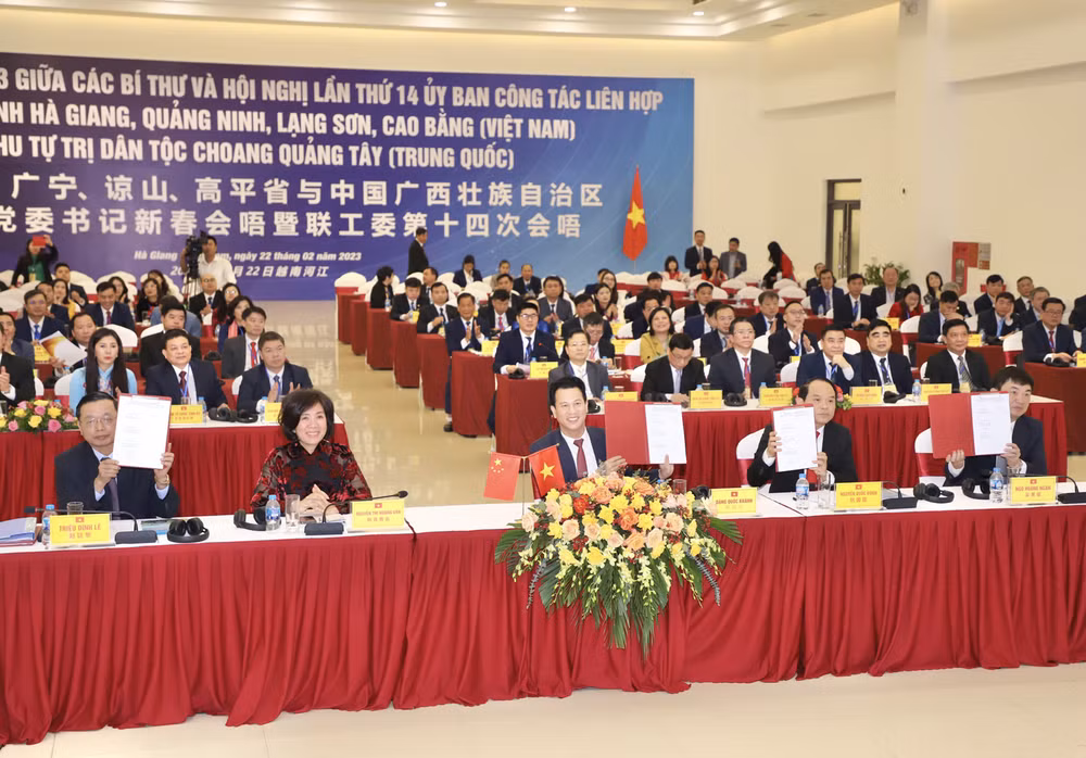 Bí thư các tỉnh biên giới Việt Nam ký kết trực tuyến biên bản hội nghị và thỏa thuận hợp tác. Bí thư các tỉnh biên giới Việt Nam ký kết trực tuyến biên bản hội nghị và thỏa thuận hợp tác.