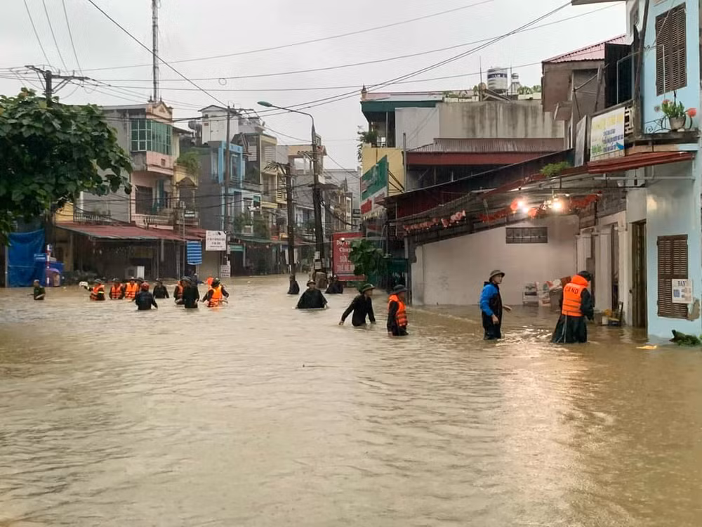 Lực lượng chức năng hỗ trợ người dân khu vực phường Nguyễn Trãi di dời tài sản đến nơi an toàn. Lực lượng chức năng hỗ trợ người dân khu vực phường Nguyễn Trãi di dời tài sản đến nơi an toàn.