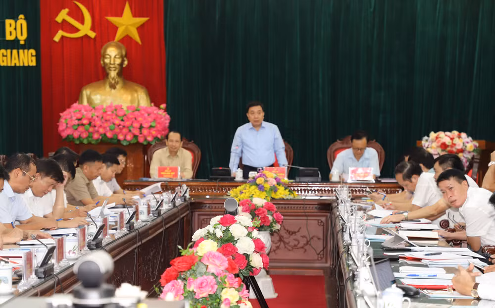 Đồng chí Nguyễn Mạnh Dũng, Quyền Bí thư Tỉnh ủy Hà Giang kết luận buổi làm việc. Đồng chí Nguyễn Mạnh Dũng, Quyền Bí thư Tỉnh ủy Hà Giang kết luận buổi làm việc.