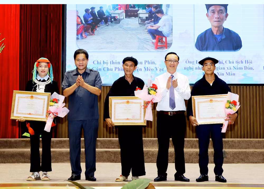 1 tập thể và 2 cá nhân nhận bằng khen của Thủ tướng Chính phủ vì có thành tích xuất sắc trong học tập và làm theo tư tưởng, đạo đức, phong cách Hồ Chí Minh.