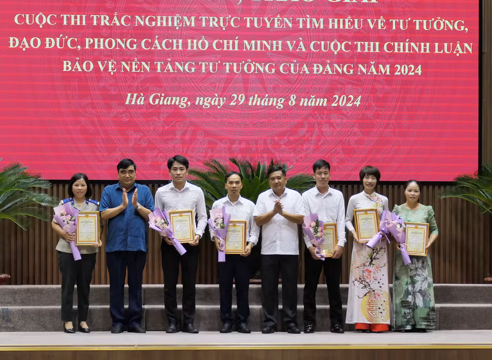 Lãnh đạo tỉnh Hà Giang trao giải cuộc thi trắc nghiệm trực tuyến tìm hiểu về tư tưởng, đạo đức, phong cách Hồ Chí Minh cho các cá nhân. Lãnh đạo tỉnh Hà Giang trao giải cuộc thi trắc nghiệm trực tuyến tìm hiểu về tư tưởng, đạo đức, phong cách Hồ Chí Minh cho các cá nhân.