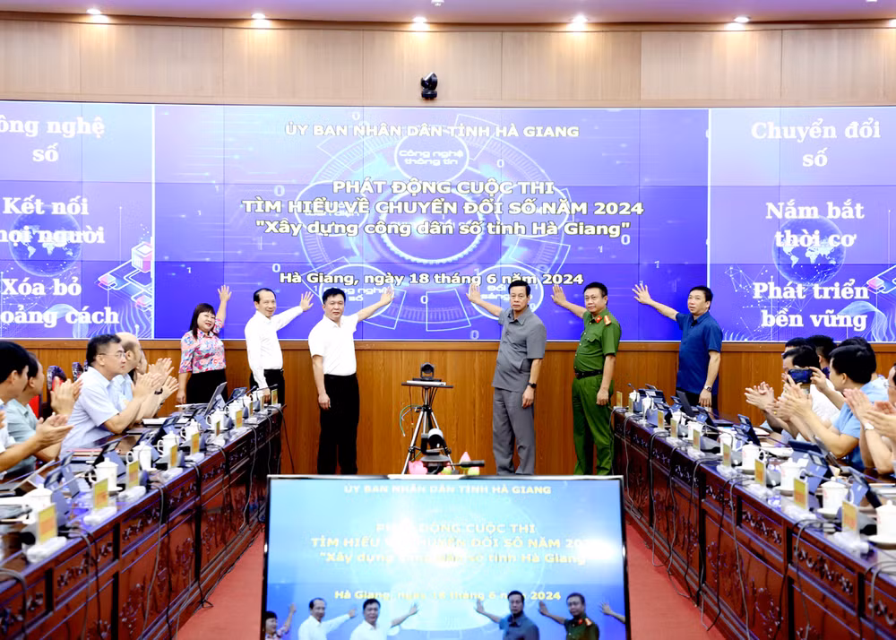 Các đồng chí lãnh đạo tỉnh Hà Giang bấm nút phát động cuộc thi.
