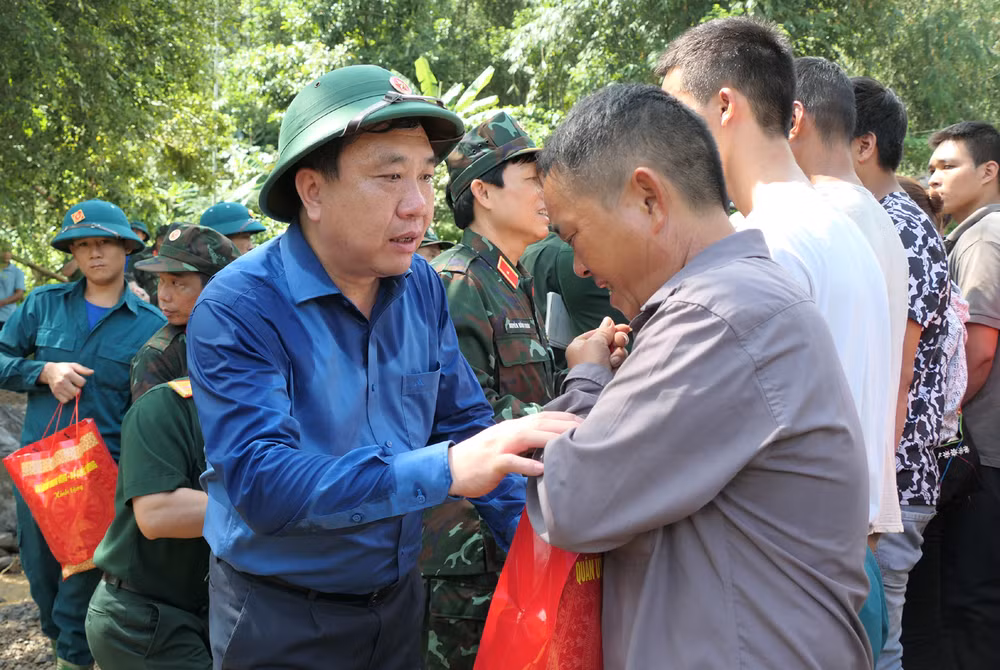 Quyền Bí thư Tỉnh ủy Hà Giang Nguyễn Mạnh Dũng chia sẻ, động viên ông Vàng Chẩn Lù, thôn Đồng Tâm, xã Yên Thành, huyện Quang Bình bị mất nhà do mưa lũ. Quyền Bí thư Tỉnh ủy Hà Giang Nguyễn Mạnh Dũng chia sẻ, động viên ông Vàng Chẩn Lù, thôn Đồng Tâm, xã Yên Thành, huyện Quang Bình bị mất nhà do mưa lũ.