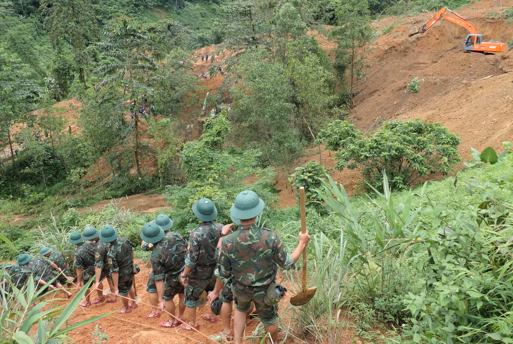 Bộ Chỉ huy Quân sự tỉnh Hà Giang huy động gần 100 cán bộ, chiến sĩ tham gia công tác tìm kiếm cứu nạn.