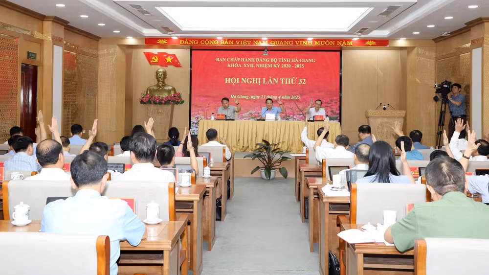 Các đại biểu thông qua đề án về sắp xếp các đơn vị hành chính các cấp. Các đại biểu thông qua đề án về sắp xếp các đơn vị hành chính các cấp.