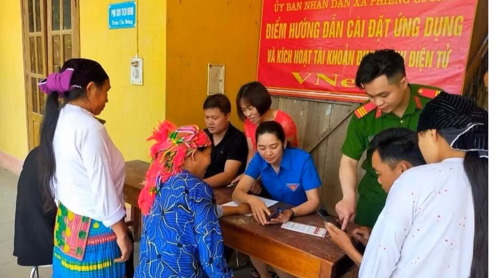 Tổ công nghệ số xã Phiêng Luông, huyện Bắc Mê hướng dẫn người dân cài đặt định danh điện tử.