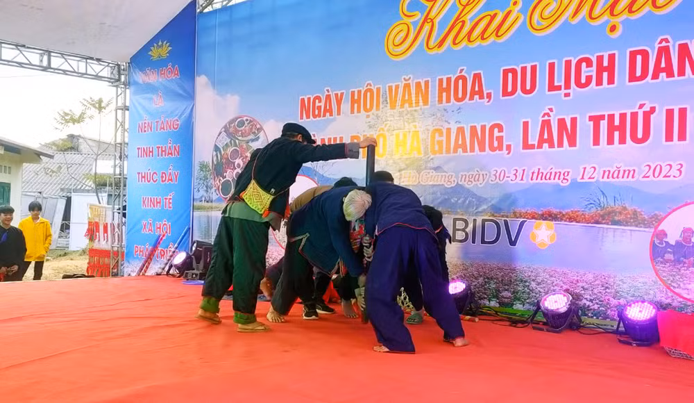 Trò chơi kéo cổ chày trong Lễ hội văn hóa, du lịch người dân tộc Dao, xã Phương Thiện, thành phố Hà Giang.