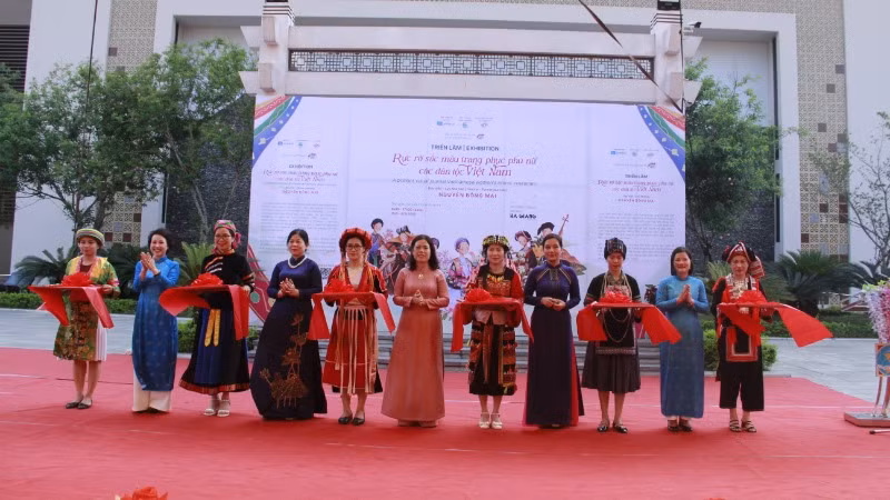 Cắt băng khai trương trưng bày, giới thiệu trang phục các dân tộc và cuốn sách “Du khảo: Rực rỡ trang phục phụ nữ các dân tộc Việt Nam".