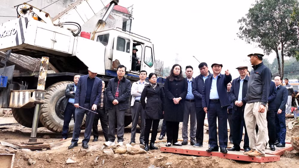 Kiểm tra tiến độ dự án đập dâng nước tạo cảnh quan thành phố Hà Giang, đồng chí Hầu A Lềnh chỉ đạo đơn vị thi công cần đẩy nhanh tiến độ nhưng cũng phải bảo đảm an toàn lao động, chất lượng công trình.