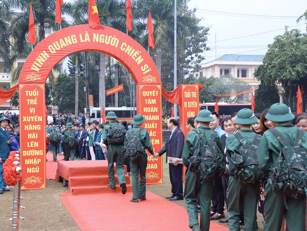 Thanh niên Hà Giang hăng hái lên đường nhập ngũ.