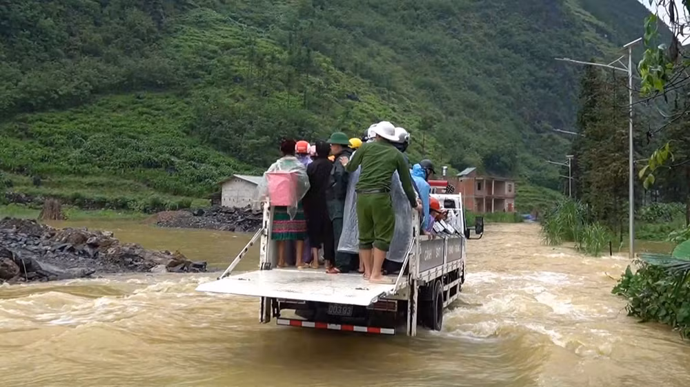 Lực lượng chức năng huyện Mèo Vạc hỗ trợ người dân đi qua đoạn đường ngập úng. Lực lượng chức năng huyện Mèo Vạc hỗ trợ người dân đi qua đoạn đường ngập úng.