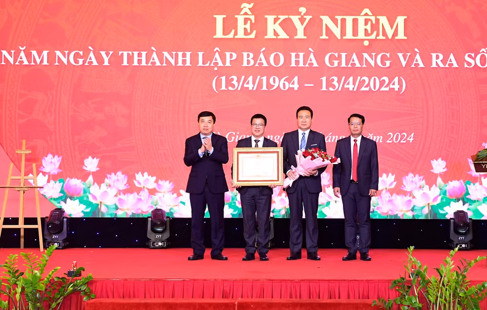 Quyền Bí thư Tỉnh ủy Hà Giang Nguyễn Mạnh Dũng trao Bằng khen của Thủ tướng Chính phủ cho lãnh đạo Báo Hà Giang.