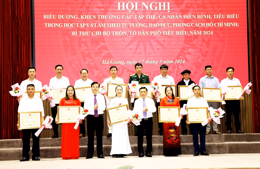 Các tập thể, cá nhận được nhận bằng khen của Chủ tịch Ủy ban Nhân dân tỉnh Hà Giang. Các tập thể, cá nhận được nhận bằng khen của Chủ tịch Ủy ban Nhân dân tỉnh Hà Giang.