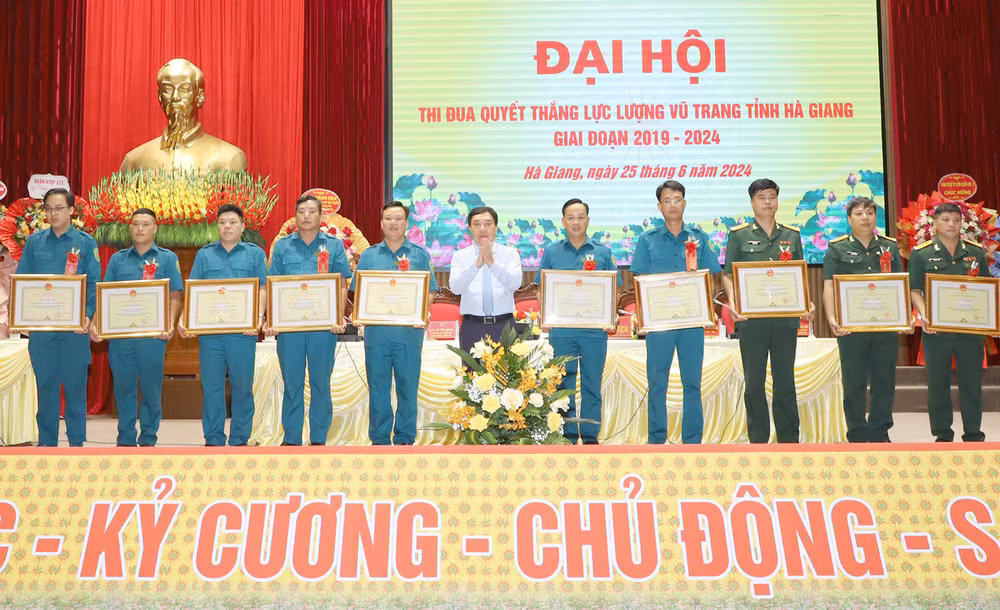 Giữ vững lá cờ đầu trong phong trào thi đua quyết thắng ở Hà Giang ảnh 3 Giữ vững lá cờ đầu trong phong trào thi đua quyết thắng ở Hà Giang ảnh 3