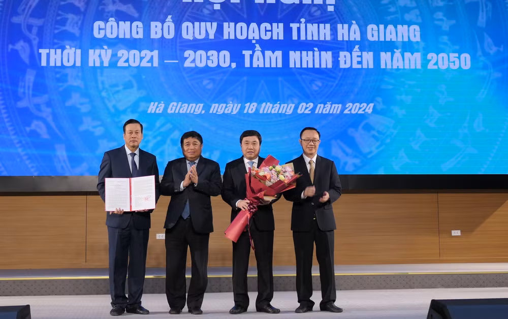 Bộ trưởng Kế hoạch và Đầu tư trao quyết định phê duyệt quy hoạch cho lãnh đạo tỉnh Hà Giang. 