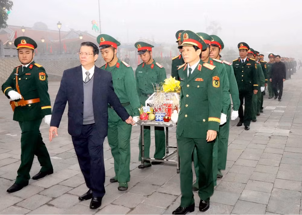 Các đồng chí lãnh đạo tỉnh Hà Giang và Quân khu 2 tham gia lễ truy điệu và an táng hài cốt liệt sĩ tại Nghĩa trang liệt sĩ Vị Xuyên. Các đồng chí lãnh đạo tỉnh Hà Giang và Quân khu 2 tham gia lễ truy điệu và an táng hài cốt liệt sĩ tại Nghĩa trang liệt sĩ Vị Xuyên.