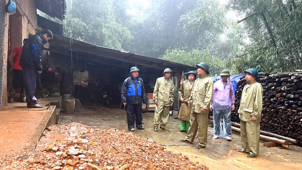 Lãnh đạo huyện Đồng Văn chỉ đạo công tác di dời các hộ dân ra khỏi vùng nguy cơ sạt lở.