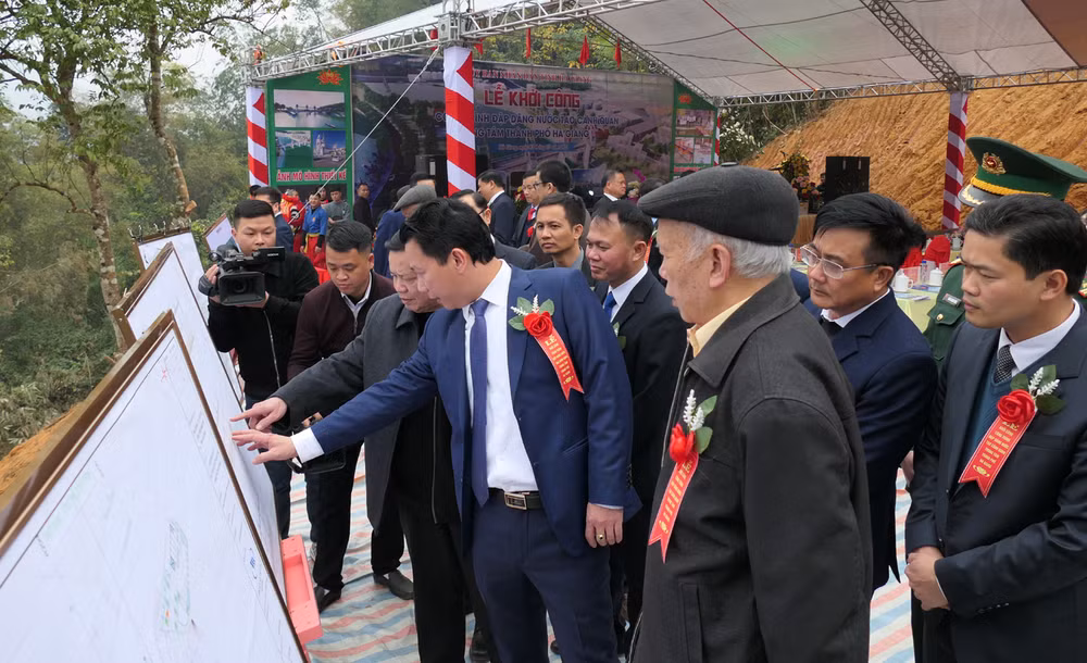 Các đồng chí lãnh đạo tỉnh Hà Giang xem bản vẽ thiết kế công trình đập dâng nước tạo cảnh quan trung tâm thành phố Hà Giang.