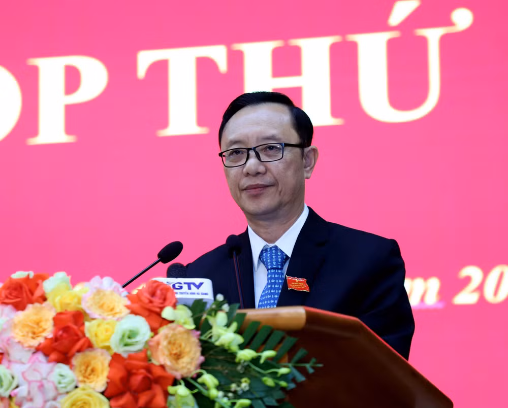 Chủ tịch Hội đồng nhân dân tỉnh Hà Giang Thào Hồng Sơn phát biểu khai mạc kỳ họp. Chủ tịch Hội đồng nhân dân tỉnh Hà Giang Thào Hồng Sơn phát biểu khai mạc kỳ họp.