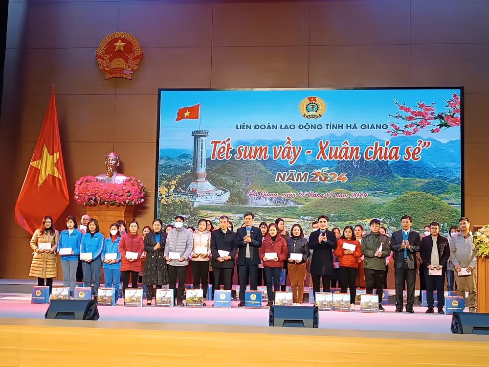 Lãnh đạo Liên đoàn Lao động tỉnh Hà Giang trao quà Tết cho đoàn viên công đoàn, người lao động.