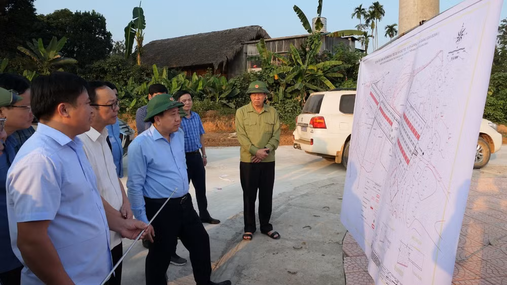 Quyền Bí thư Tỉnh ủy Hà Giang Nguyễn Mạnh Dũng kiểm tra tiến độ thi công khu tái định cư dự án cao tốc Tuyên Quang-Hà Giang tại xã Quang Minh, huyện Bắc Quang.