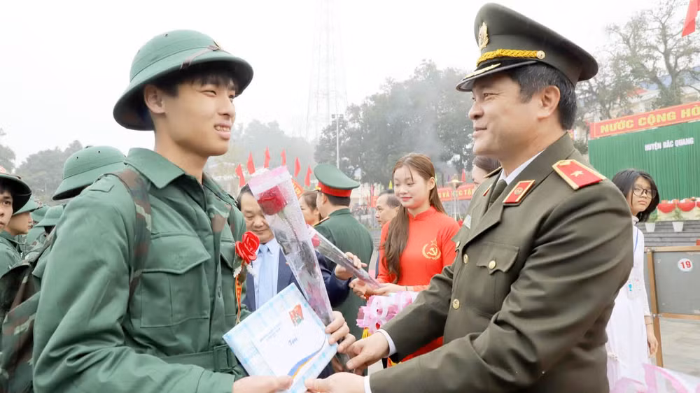 Lãnh đạo Bộ Công an tặng quà cho thanh niên huyện Bắc Quang lên đường nhập ngũ. Lãnh đạo Bộ Công an tặng quà cho thanh niên huyện Bắc Quang lên đường nhập ngũ.