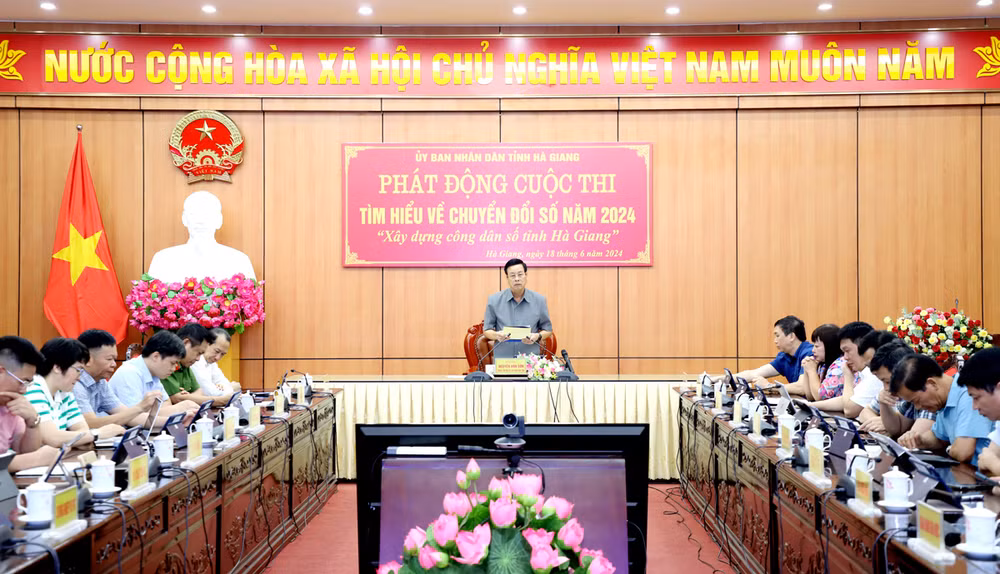 Chủ tịch Ủy ban nhân dân tỉnh Hà Giang Nguyễn Văn Sơn phát động cuộc thi.