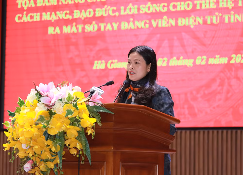 Trưởng Ban Tuyên giáo Tỉnh ủy Hà Giang Vương Ngọc Hà phát biểu đề dẫn tọa đàm. Trưởng Ban Tuyên giáo Tỉnh ủy Hà Giang Vương Ngọc Hà phát biểu đề dẫn tọa đàm.