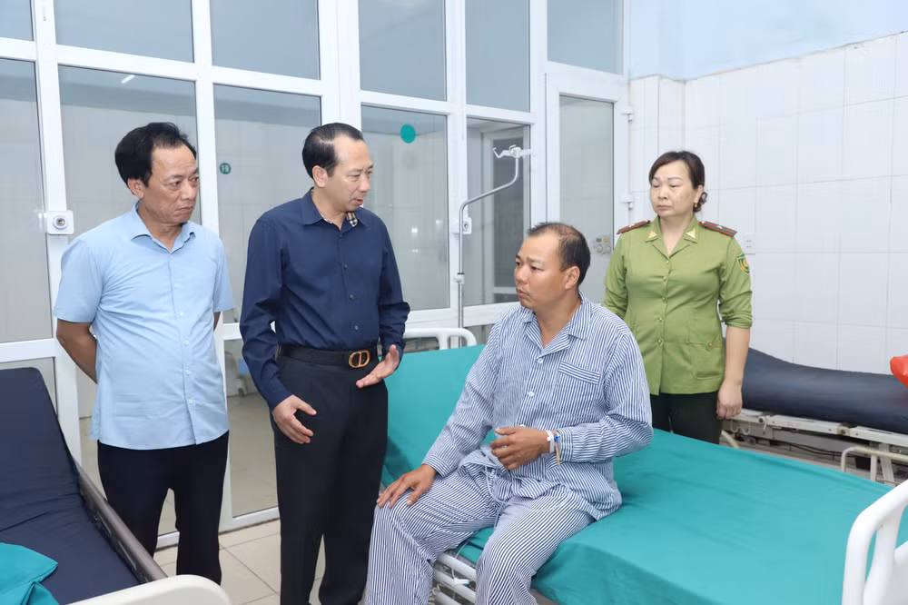 Đồng chí Trần Đức Quý, Phó Chủ tịch Ủy ban nhân dân tỉnh Hà Giang thăm hỏi, động viên cán bộ kiểm lâm bị thương khi chữa cháy rừng. Đồng chí Trần Đức Quý, Phó Chủ tịch Ủy ban nhân dân tỉnh Hà Giang thăm hỏi, động viên cán bộ kiểm lâm bị thương khi chữa cháy rừng.