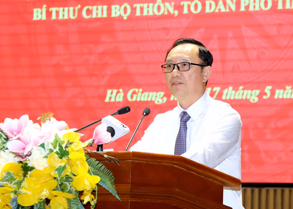 Phó Bí thư Thường trực Tỉnh ủy, Chủ tịch Hội đồng nhân dân tỉnh Hà Giang Thào Hồng Sơn phát biểu tại hội nghị. Phó Bí thư Thường trực Tỉnh ủy, Chủ tịch Hội đồng nhân dân tỉnh Hà Giang Thào Hồng Sơn phát biểu tại hội nghị.