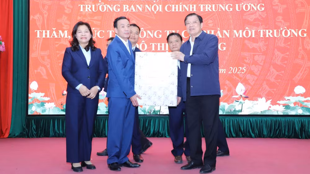 Đồng chí Phan Đình Trạc chúc Tết, tặng quà Công ty Cổ phần Môi trường và Đô thị tỉnh Hà Giang. Đồng chí Phan Đình Trạc chúc Tết, tặng quà Công ty Cổ phần Môi trường và Đô thị tỉnh Hà Giang.