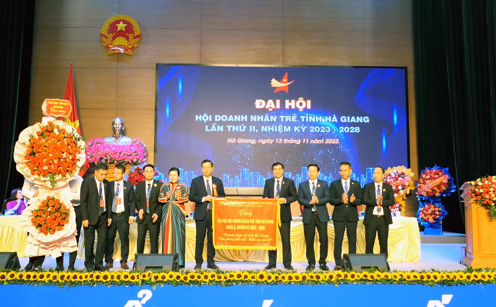 Chủ tịch Ủy ban Nhân dân tỉnh Hà Giang Nguyễn Văn Sơn tặng đại hội bức trướng với nội dung: "Doanh nhân trẻ tỉnh Hà Giang Tiên phong-Đổi mới-Kiến tạo giá trị".