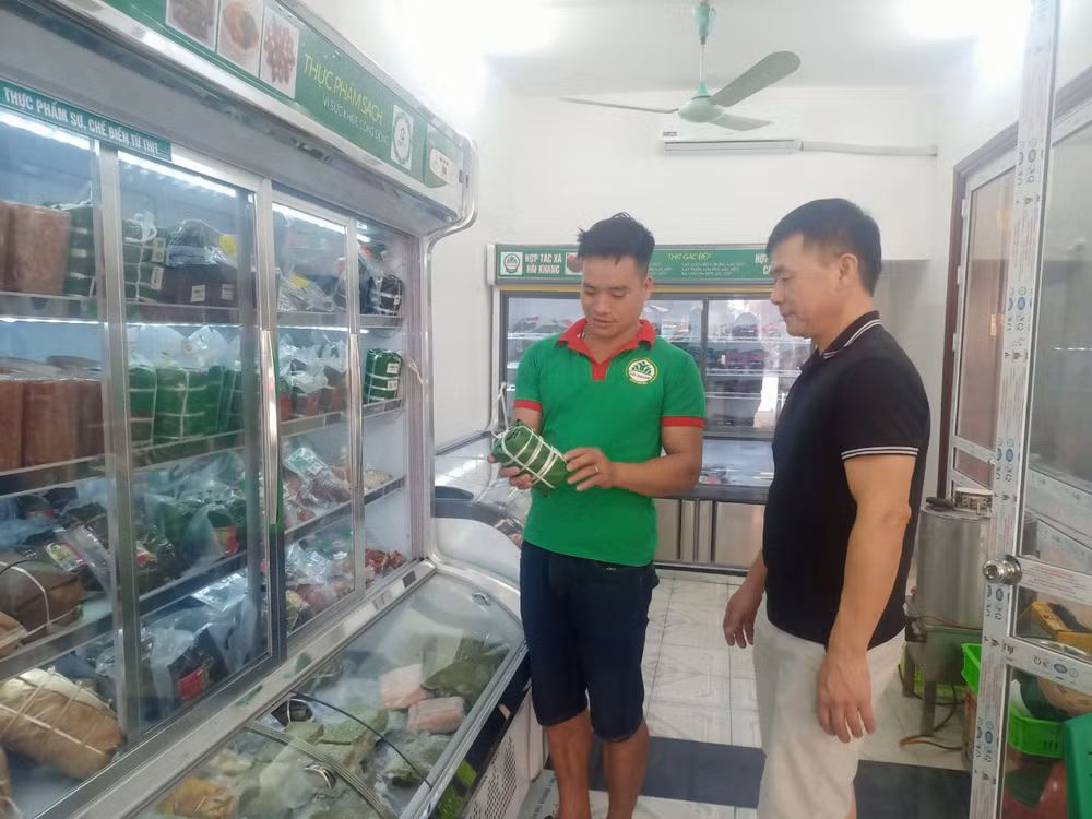 Nhân viên Hợp tác xã Hải Khang giới thiệu sản phẩm giò bò được chế biến từ thịt bò Vàng vùng cao.