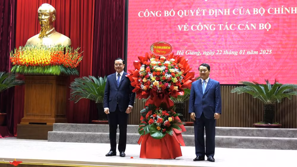 Đồng chí Nguyễn Đình Khang, Ủy viên Trung ương Đảng, Chủ tịch Tổng Liên đoàn Lao động Việt Nam tặng hoa chúc mừng tân Bí thư Tỉnh ủy Hà Giang.